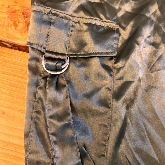 Jogger pants olive green; material satin. H&M - Picture 4 of 4